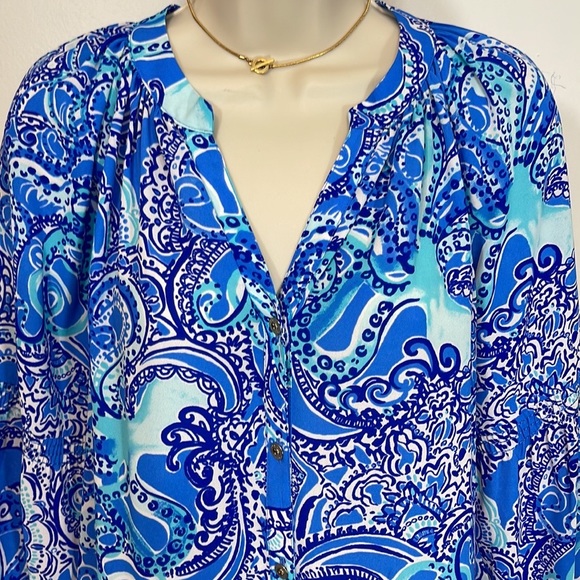MOVING SALE: Lilly Pulitzer Anela Blouse in Coastal Blue Legga Sea - Picture 4 of 7